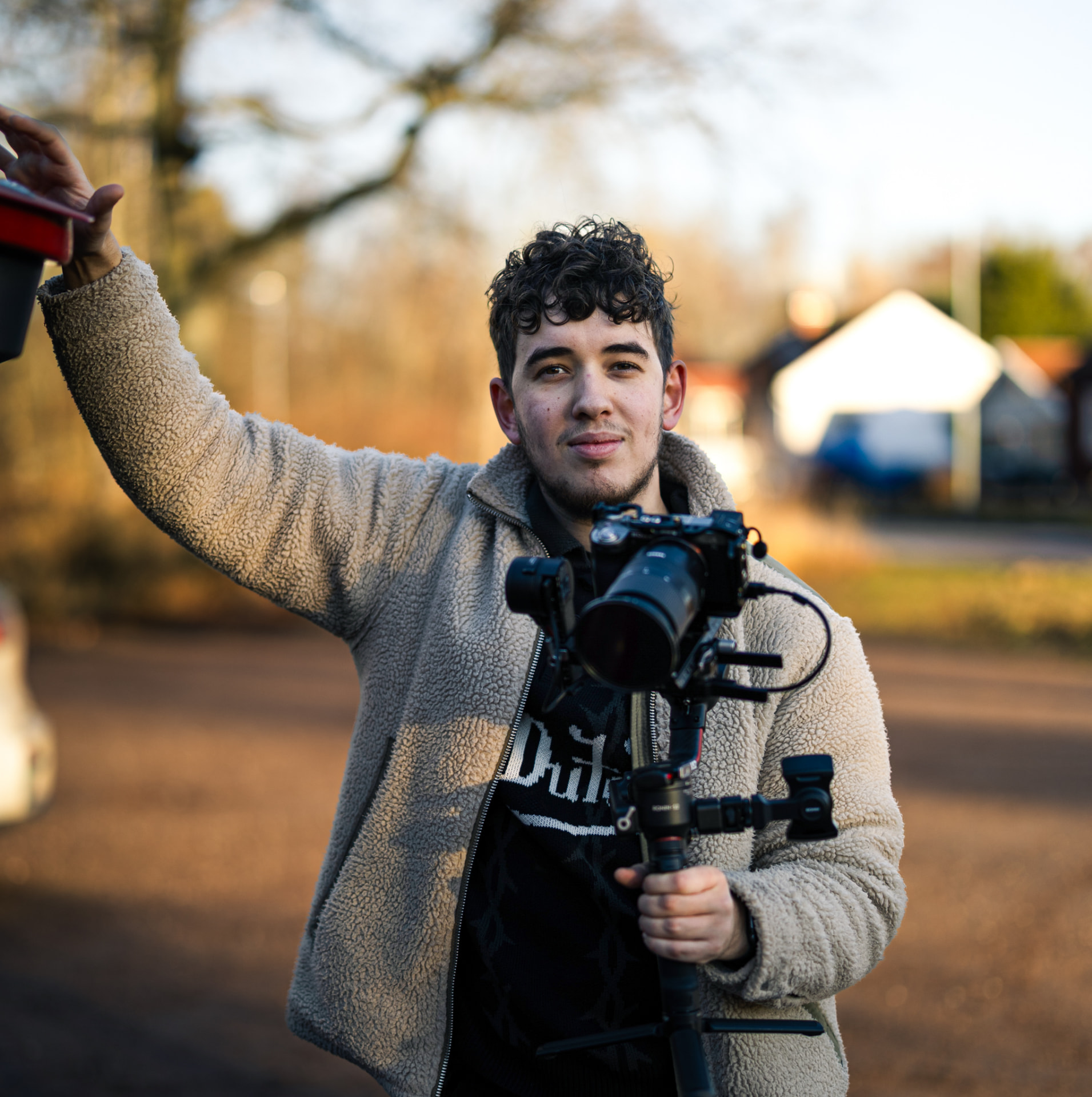 Anton Flis med kamera och gimbal utomhus